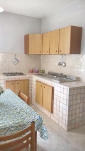 Dapur atau dapur kecil di 2 bedrooms apartement at Sciacca 200 m away from the beach with sea view enclosed garden and wifi