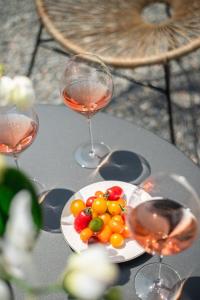 ロクブリュヌ・カップ・マルタンにあるLe COQ Jean Jaurès - Garage XL- Monaco borderのワイングラス付きのテーブルに盛られたフルーツプレート