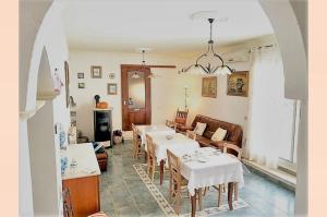 een woonkamer met 2 tafels en een bank bij 2 bedrooms apartement with terrace at Galtelli in Galtellì