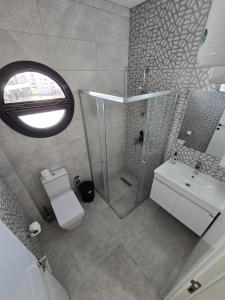 Koupelna v ubytování Charming 1+1 Caesar Resort Apartment + 24 fotografií