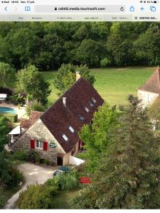 uma vista aérea de uma casa com um quintal em Le Vallonnet Gîte classé 5 étoiles em Le Vigan