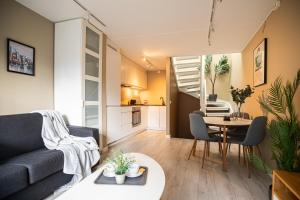 een woonkamer met een bank en een tafel bij Ultracentral duplex with private rooftop terrace in Oslo