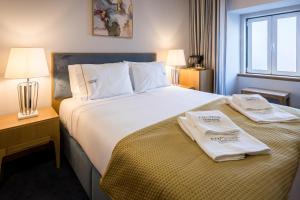 um quarto de hotel com uma cama com toalhas em Comtesse Lisbonne Guest House by Homing em Lisboa