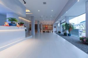 an empty lobby with potted plants in a building at Mountain Luxury Courtyard Hotel-Zhangjiajie Wulingyuan National Forest Park-Laundry Service,coffee&Chinese Tea--Free airportpick-up or drop-off for Reserve of 4nights or more in Zhangjiajie