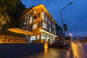 a building with an umbrella next to a street at Mountain Luxury Courtyard Hotel-Zhangjiajie Wulingyuan National Forest Park-Laundry Service,coffee&Chinese Tea--Free airportpick-up or drop-off for Reserve of 4nights or more in Zhangjiajie