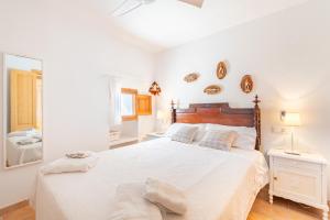 Ein Bett oder Betten in einem Zimmer der Unterkunft Marina Ses Covetes