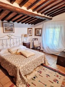 a bedroom with a bed and a table and a chair at One bedroom apartement with garden and wifi at Provincia di Siena in Palazzina