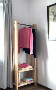 een houten ladder met een plank in een kamer bij Casa Marcu Wohnung 1 OG in Landkirchen