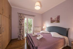 a bedroom with a bed with towels on it at Paris Family Villa! in Makhairádhon