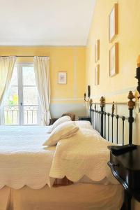 Un dormitorio con una cama grande y una ventana en Le Relais Notre Dame en Quinson