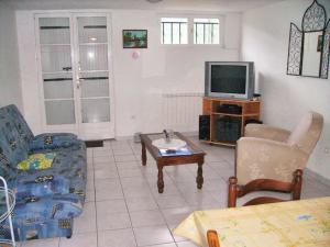 a living room with a couch and a tv at Appartement de 2 chambres avec jardin clos et wifi a Breuillet in Breuillet