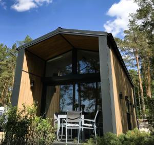 a small cabin with a table and chairs in it at Ferienhaus am Briesensee in Briesensee