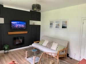 Linnet House - Relaxing - Leafy - Bright 2 Bedroom Apt tesisinde bir oturma alanı