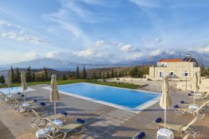 Bazén v ubytovaní Orelia Cretan Deluxe Apartments alebo v jeho blízkosti