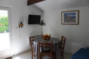 una sala da pranzo con un tavolo con una ciotola di frutta sopra di Lou Pitchoun Cabanoun à Eygalières "2-3 Personnes" a Eygalières