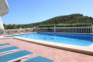 una piscina con sillas y una valla en Ty Croeso-Entire villa with sea view, en Calpe