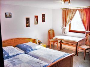 um quarto com 2 camas, uma mesa e uma secretária em 2 bedrooms apartement with shared pool garden and wifi at Obernaundorf 7 km away from the beach em Obernaundorf