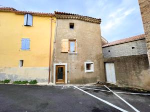 pusty parking przed budynkiem w obiekcie Maison de Caractère rénovée avec gout pour 2 personnes w mieście Saint-Geniès-de-Fontedit
