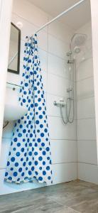 ein Bad mit einem blauen und weißen Duschvorhang in der Unterkunft Studio in City center KM3a in Wien