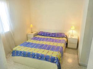 克莉絲蒂娜島的住宿－3 bedrooms apartement at Isla Cristina 700 m away from the beach with balcony，一间小卧室,配有两张床和两盏灯