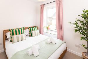 Postel nebo postele na pokoji v ubytování Family Friendly Sleeps 6 in Exmouth By The Sea