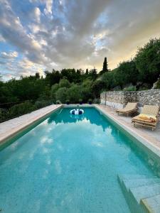 een groot zwembad met 2 ligstoelen bij Villa PIPA POLARIS I suite BEBOP - vue privilégiée, chic, lumineuse in Spéracèdes