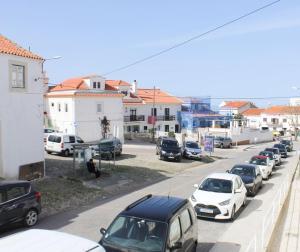 una fila de autos estacionados en un estacionamiento en Casa do Largo, en Nazaré
