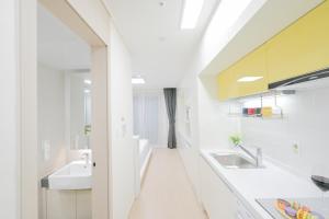 bagno bianco con lavandino e specchio di E7 YANGYANG JUKDO a Yangyang