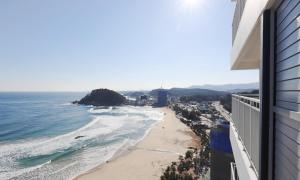 balcone con vista sulla spiaggia e sull'oceano. di E7 YANGYANG JUKDO a Yangyang Altre 18 foto