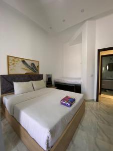 1 dormitorio con 1 cama grande en una habitación en Jasmine Resort & Aqua park en Sharm El Sheikh