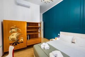 una camera da letto con un letto e una parete blu di The Space Rooms a Roma