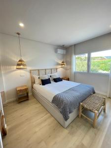 ein Schlafzimmer mit einem großen Bett und einem Fenster in der Unterkunft Casas de Campo - Vale da Terça in Vermelho