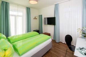 アスコナにあるHotel Garni dei fioriのベッドとテレビが備わるホテルルームです。