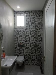 een badkamer met een toilet en een wastafel bij Ben arous one in Ben Arous