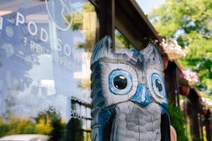 a blue and white owl statue in front of a building at Pod Sową in Sokolec