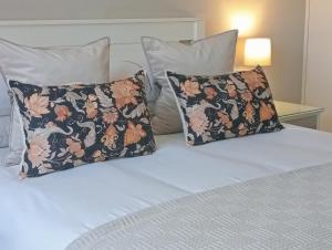 ein Bett mit zwei Kissen darüber in der Unterkunft Willows Garden Cottage in Pretoria