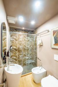 un bagno con doccia in vetro e lavandino di The Space Rooms a Roma