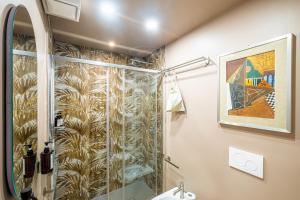 bagno con doccia in vetro di The Space Rooms a Roma