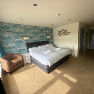 Un pat sau paturi într-o cameră la Waveney Inn & Hotel