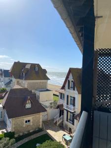 uitzicht op het strand vanuit een huis bij beau studio au bord de la mer in Blonville-sur-Mer