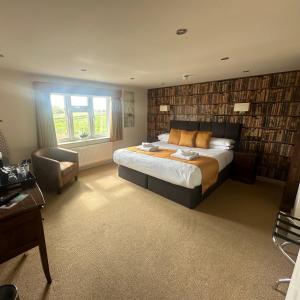 Un pat sau paturi într-o cameră la Waveney Inn & Hotel