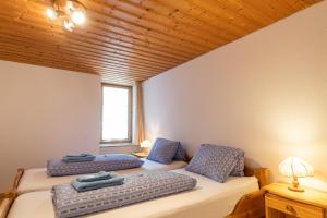 Postel nebo postele na pokoji v ubytování Gasthaus Edelweiss