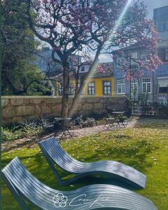 un banco sentado en el césped en un parque en Casa Kala, en Oporto