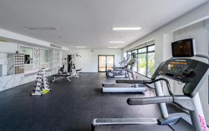 Fitness centrum a/nebo fitness zařízení v ubytování Andamantra Resort and Villa Phuket