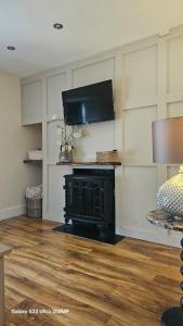a living room with a fireplace with a flat screen tv at Bala Holiday Suites in Bala