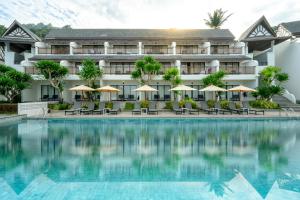 パトンビーチにあるAndamantra Resort and Villa Phuket - SHA Extra Plusのプールからホテルの景色を望めます。