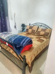 A bed or beds in a room at 2 bedrooms apartement with city view enclosed garden and wifi at Sale 3 km away from the beach