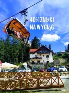 卡爾帕奇的住宿－Safir przy samym WYCIĄGU，乘坐滑雪缆车的一群人