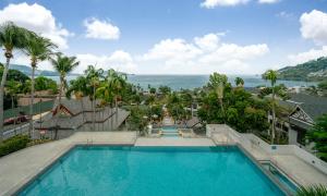 パトンビーチにあるAndamantra Resort and Villa Phuket - SHA Extra Plusの海を望むスイミングプールのイメージ