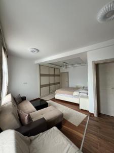 ein Wohnzimmer mit einem Sofa und einem Bett in der Unterkunft Diamond Hotel & Restaurant in Ulcinj